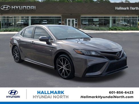 Used 2021 Toyota Camry SE image 1
