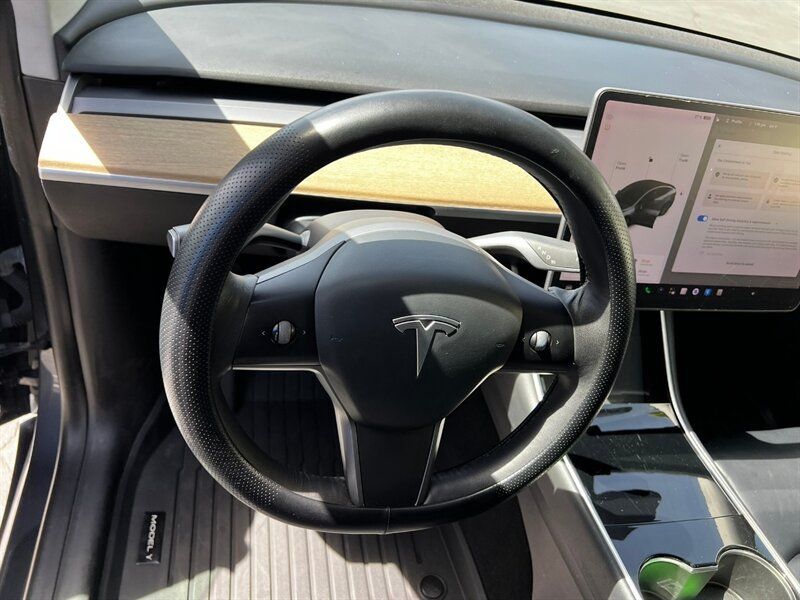 Used 2021 Tesla Model Y Long Range AWD/4WD image 24
