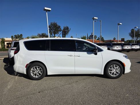 New 2026 Chrysler Pacifica Select image 3