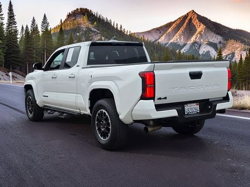 Used 2025 Toyota Tacoma SR5 AWD/4WD image 5