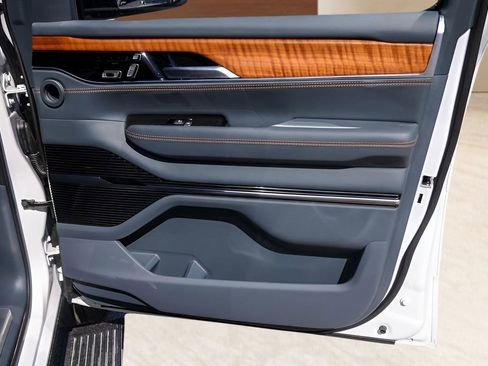 Used 2024 Jeep Grand Wagoneer Series III image 32