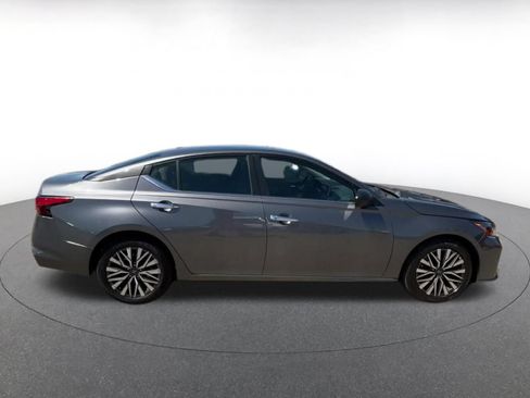 Used 2025 Nissan Altima 2.5 SV FWD image 13