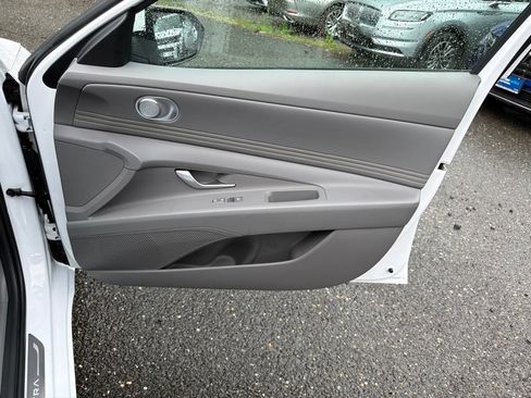 Certified 2025 Hyundai Elantra SEL FWD image 10