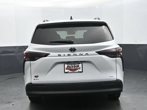 Used 2026 Toyota Sienna XLE FWD image 5