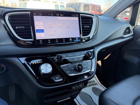 Used 2025 Chrysler Pacifica Select FWD image 31