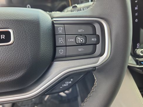 Used 2025 Jeep Wagoneer 4WD image 30