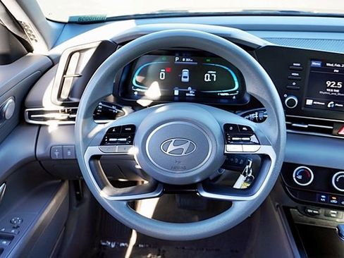 Used 2024 Hyundai Elantra SE FWD image 18