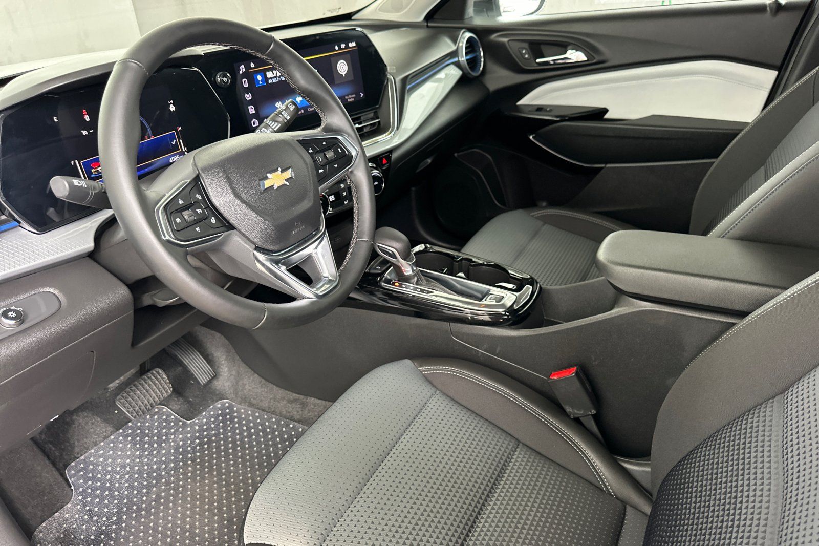 Used 2026 Chevrolet Trax LT w/ LT Convenience Package FWD image 10