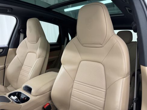 Certified 2023 Porsche Cayenne Platinum Edition image 5