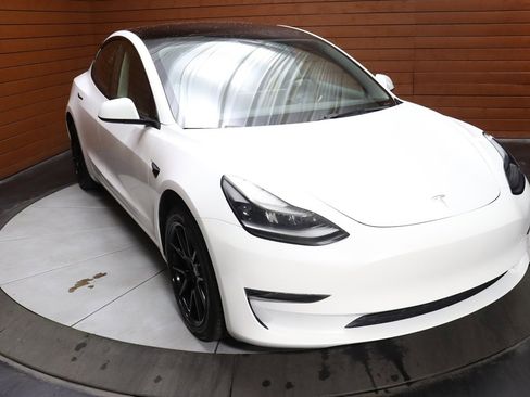 Used 2023 Tesla Model 3 Standard Range image 16
