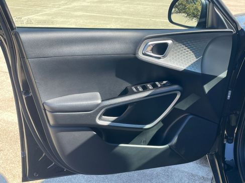 Used 2025 Kia Soul LX w/ LX Technology Package image 18