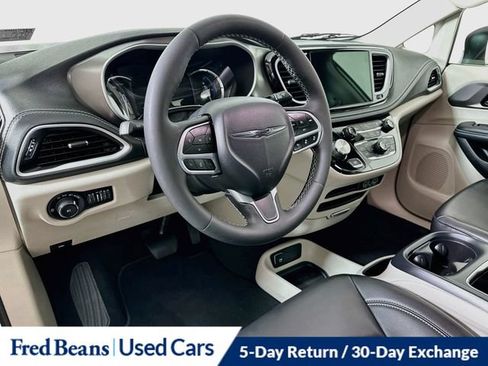 Used 2023 Chrysler Pacifica Touring-L FWD image 13