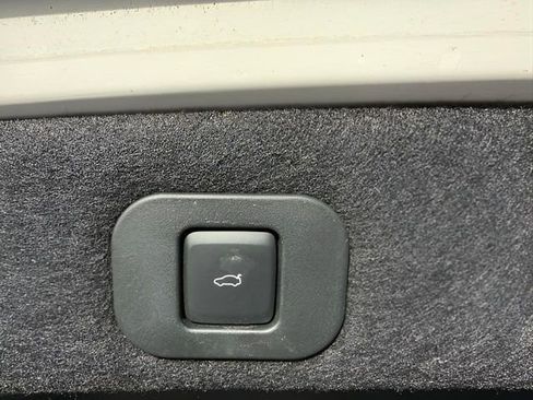 Used 2017 Lincoln Continental Reserve w/ Climate Package image 12