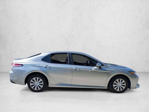 Used 2018 Toyota Camry L image 4