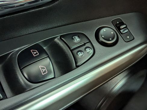 Used 2018 Nissan Kicks SR FWD image 18