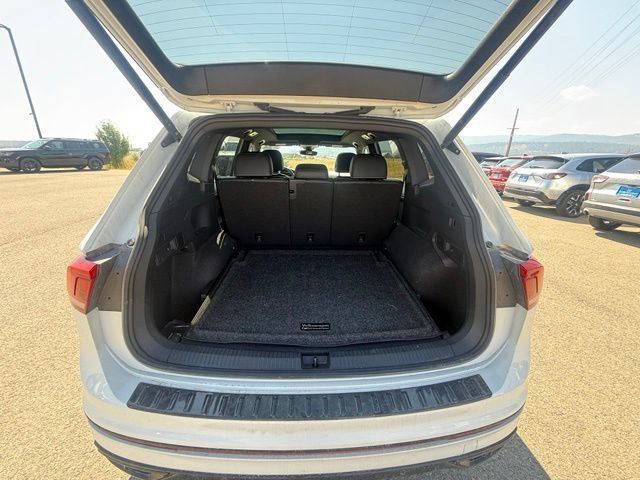 Used 2024 Volkswagen Tiguan SE R-Line AWD/4WD image 12