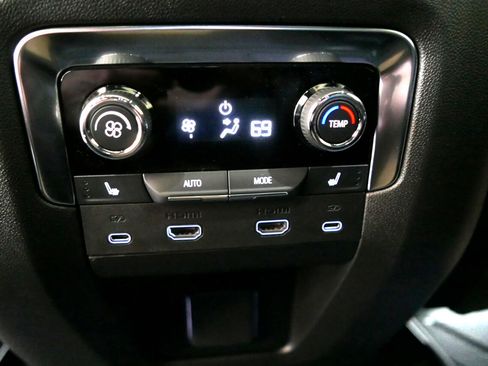 Used 2025 Chevrolet Suburban High Country image 34