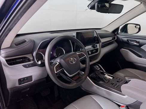 Used 2023 Toyota Highlander XLE image 9