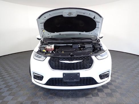 Used 2023 Chrysler Pacifica Touring-L FWD image 10