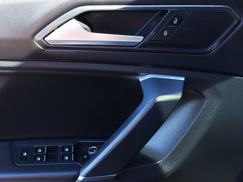 Used 2018 Volkswagen Tiguan SE w/ Panoramic Sunroof Package image 39