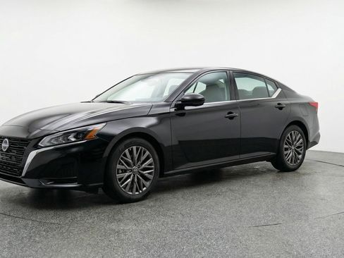 Used 2025 Nissan Altima 2.5 SV image 3
