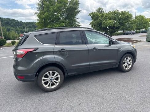Used 2017 Ford Escape SE w/ Equipment Group 201A FWD image 4