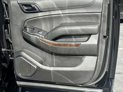 Used 2020 Chevrolet Suburban LT RWD image 19