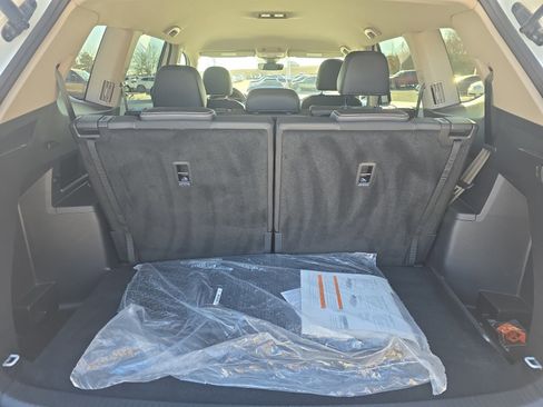 Used 2025 Volkswagen Atlas SE image 11