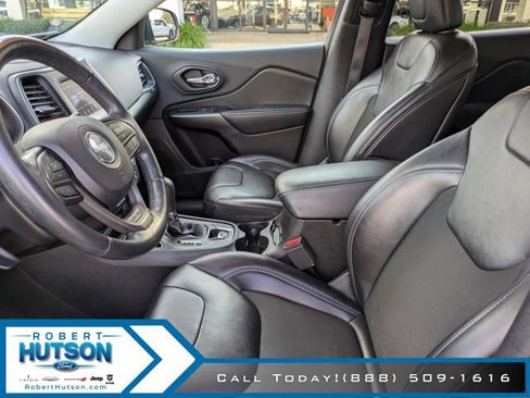 Used 2019 Jeep Cherokee Latitude Plus w/ Comfort/Convenience Group image 18