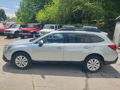Used 2018 Subaru Outback 2.5i Premium AWD/4WD image 3