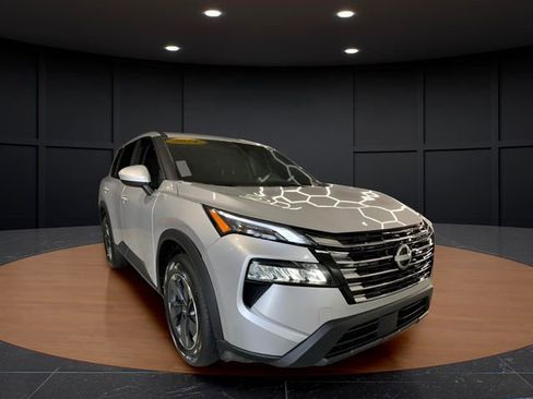 Used 2024 Nissan Rogue SV image 7