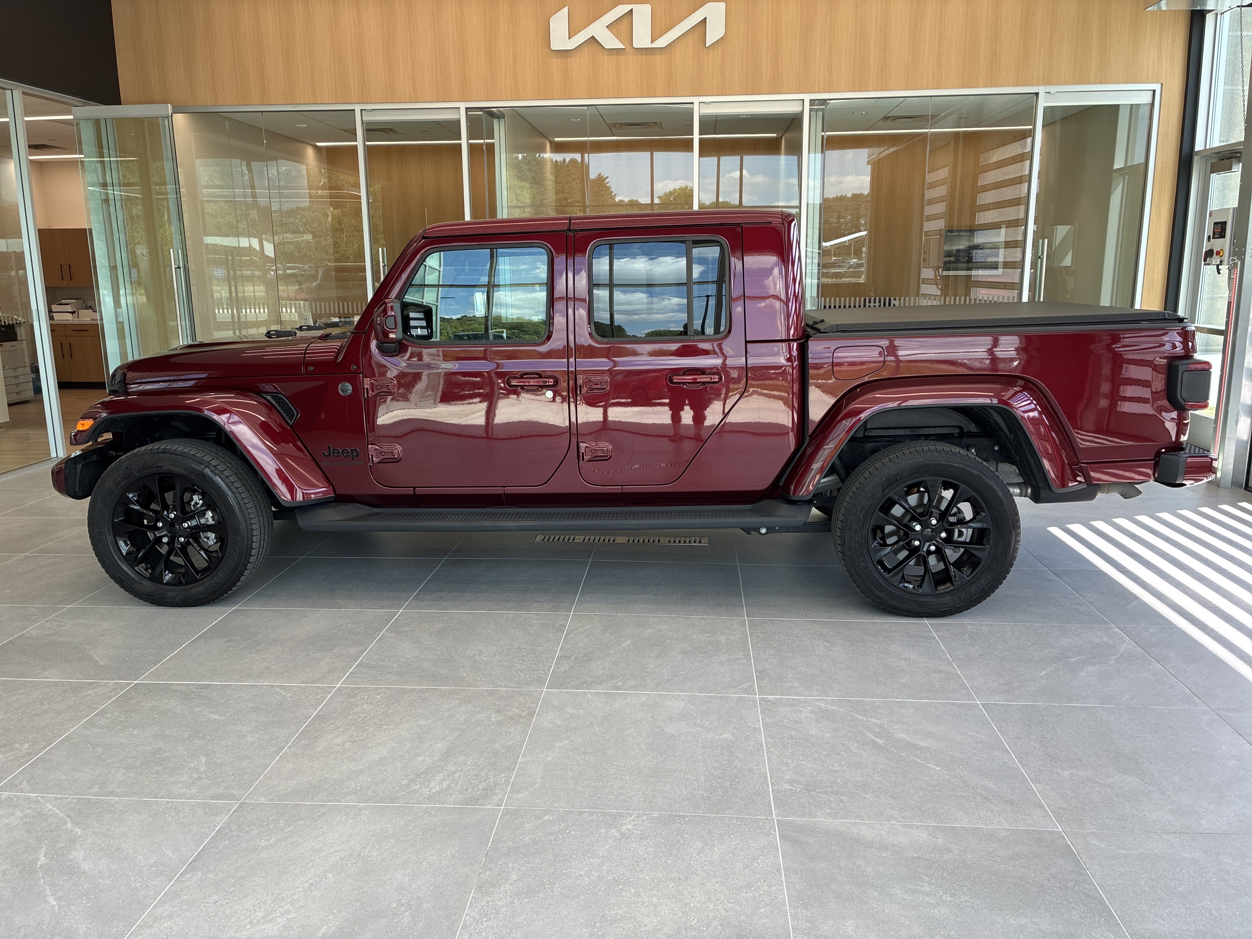 Used 2021 Jeep Gladiator Overland AWD/4WD image 7