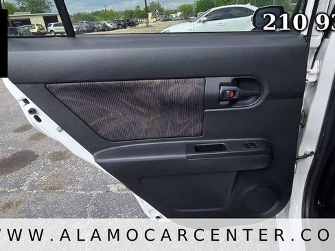 Used 2014 Scion xB FWD image 28