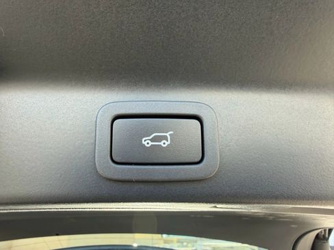 Used 2019 Jaguar F-PACE Premium image 33