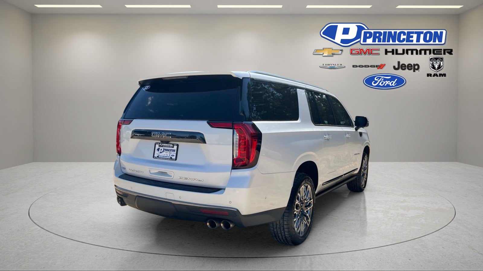 Used 2023 GMC Yukon XL Denali Ultimate w/ LPO, Floor Liner Package AWD/4WD image 7