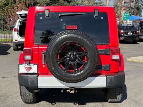 Used 2012 Jeep Wrangler Unlimited Sahara w/ Connectivity Group AWD/4WD image 8