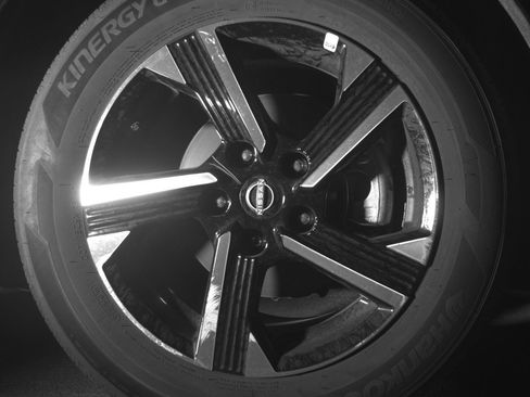 Used 2025 Nissan Sentra SV FWD image 13