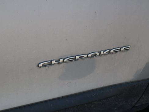 Used 2019 Jeep Cherokee Latitude Plus w/ Comfort/Convenience Group AWD/4WD image 7