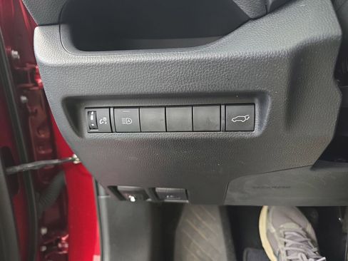 Used 2020 Toyota RAV4 XLE w/ Convenience Package FWD image 39