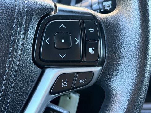 Used 2019 Toyota Highlander LE AWD/4WD image 38