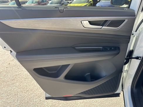 Used 2025 Volkswagen Atlas Cross Sport SE image 26