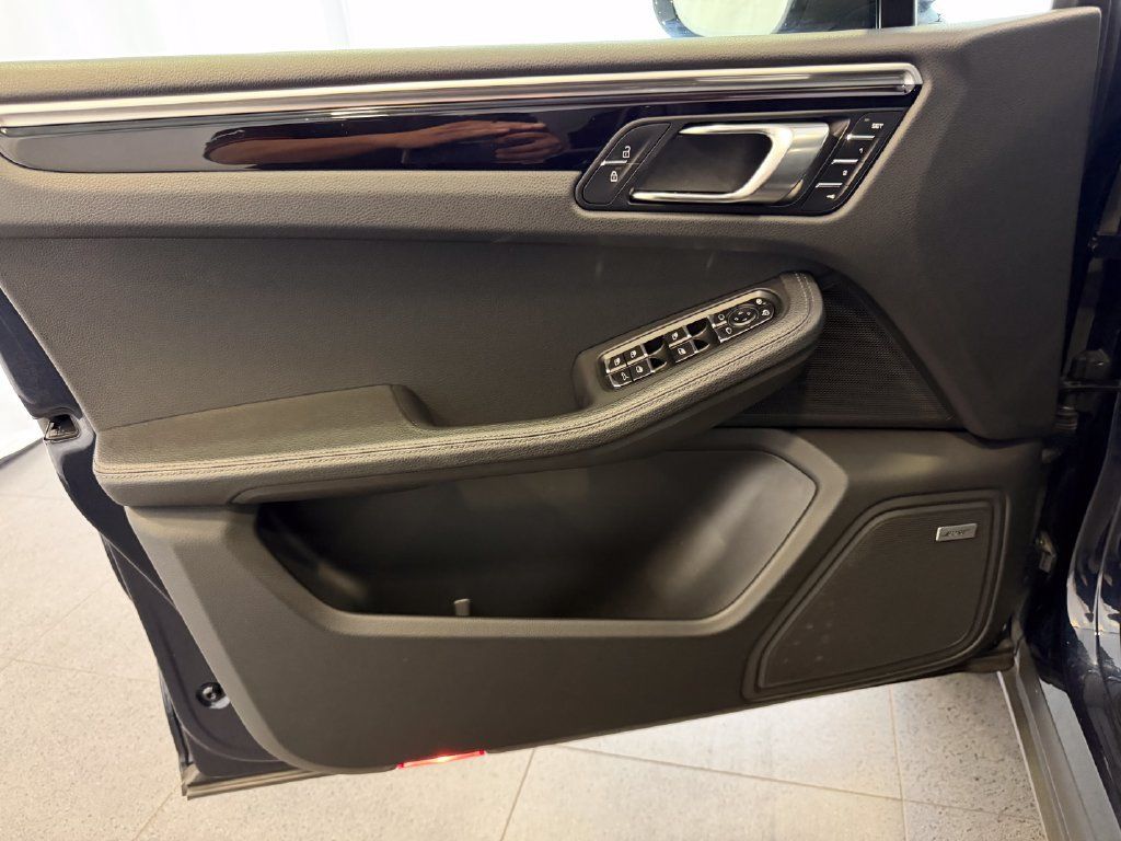 Certified 2020 Porsche Macan AWD/4WD image 13