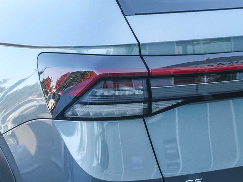 Used 2025 Volkswagen Taos SE image 9