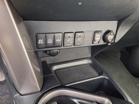 Used 2018 Toyota RAV4 Limited image 19