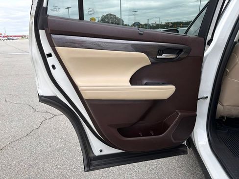 Used 2022 Toyota Highlander Limited AWD/4WD image 16