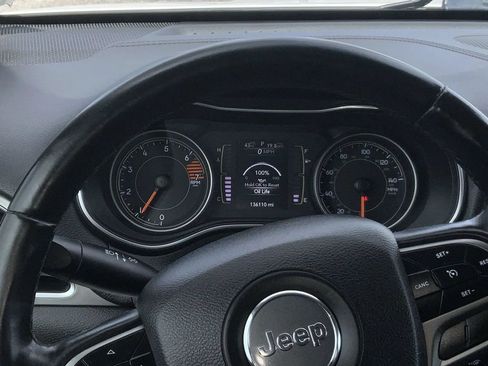 Used 2019 Jeep Cherokee Latitude Plus FWD image 10