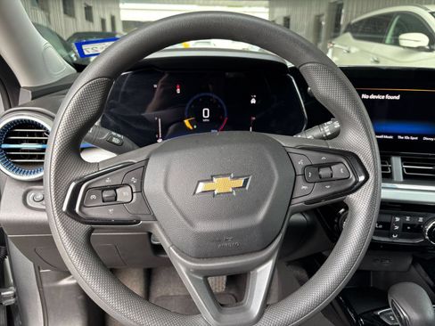 Used 2025 Chevrolet Trax LT FWD image 27