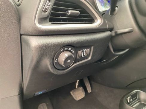 Used 2026 Chrysler Pacifica Select FWD image 19