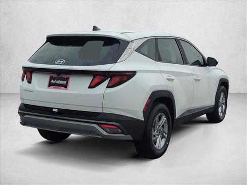 Certified 2025 Hyundai Tucson SE image 2