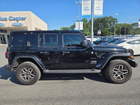 Used 2024 Jeep Wrangler Unlimited Sahara w/ Technology Group AWD/4WD image 4